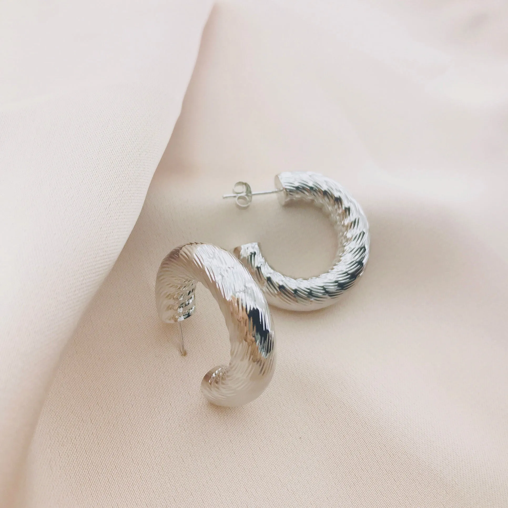 Women's Fashion Hollow Hoop Earring