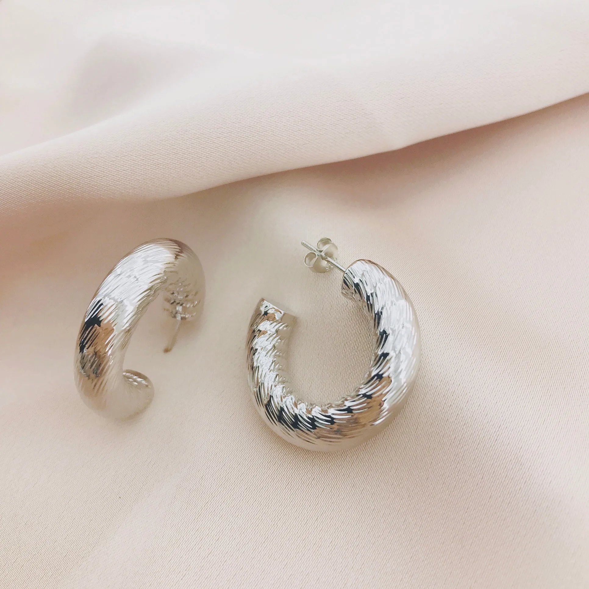 Women's Fashion Hollow Hoop Earring